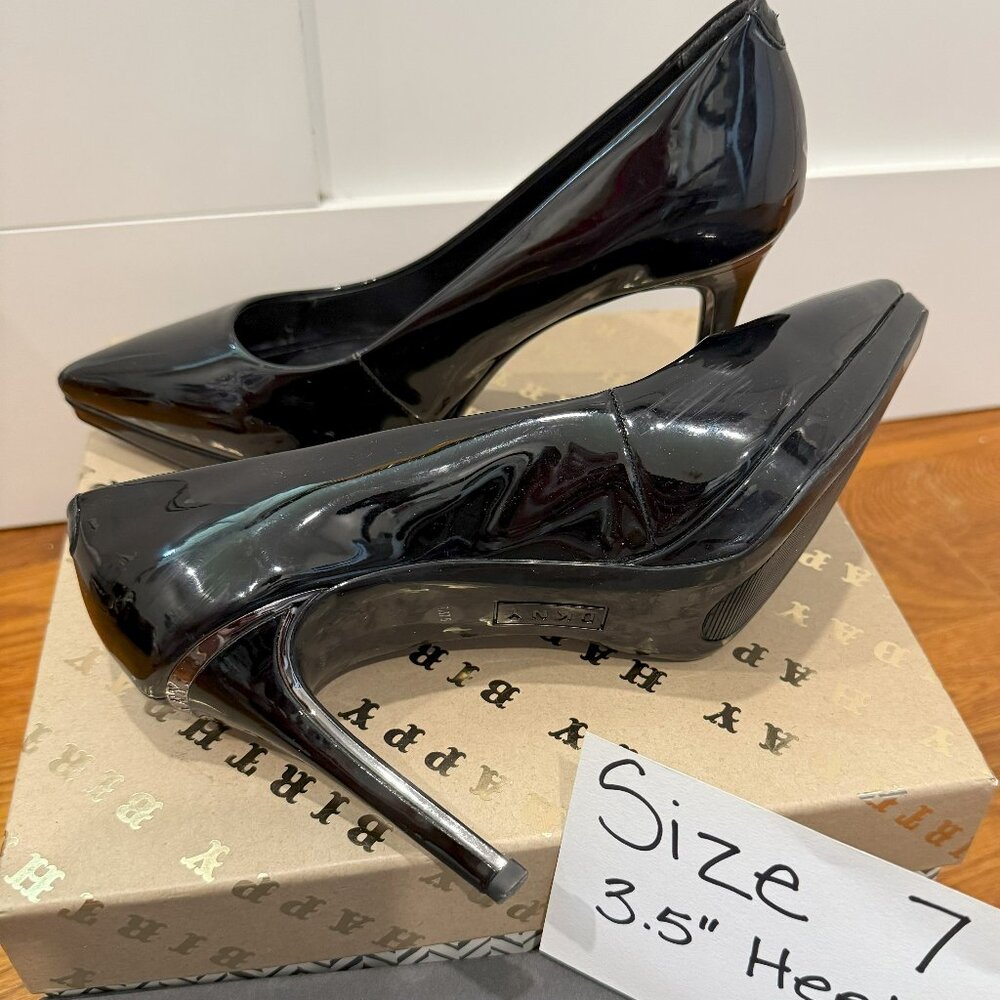 DKNY Women's Patent Leather Pointed Toe Pump (black with gold accents) size 7